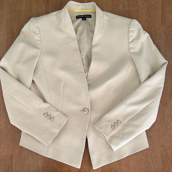 ANTONIO MELANI Jackets & Blazers - Antonio Melani Cream Blazer Tailored Chic Size 10